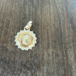 Lili claspe E initial pendant